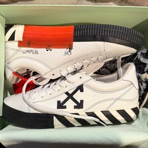Off-White White & Black Low-Top Arrow Sneakers